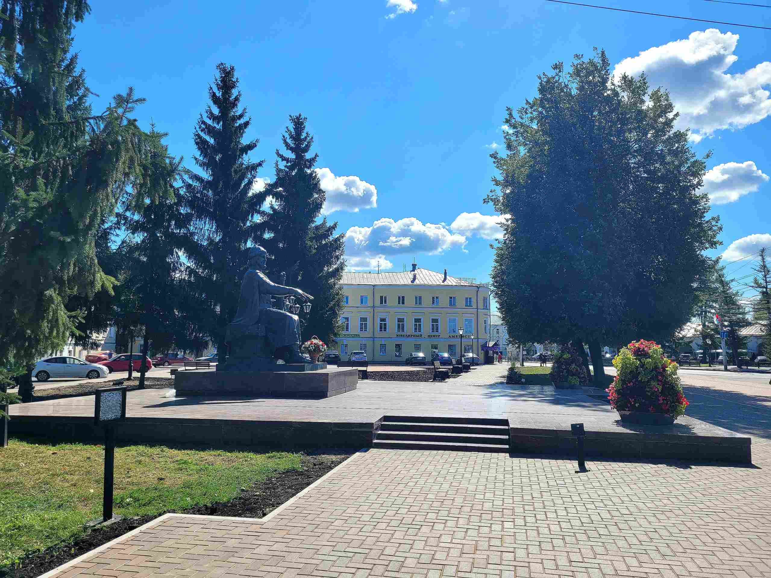 Сквер у памятника Юрию Долгорукому