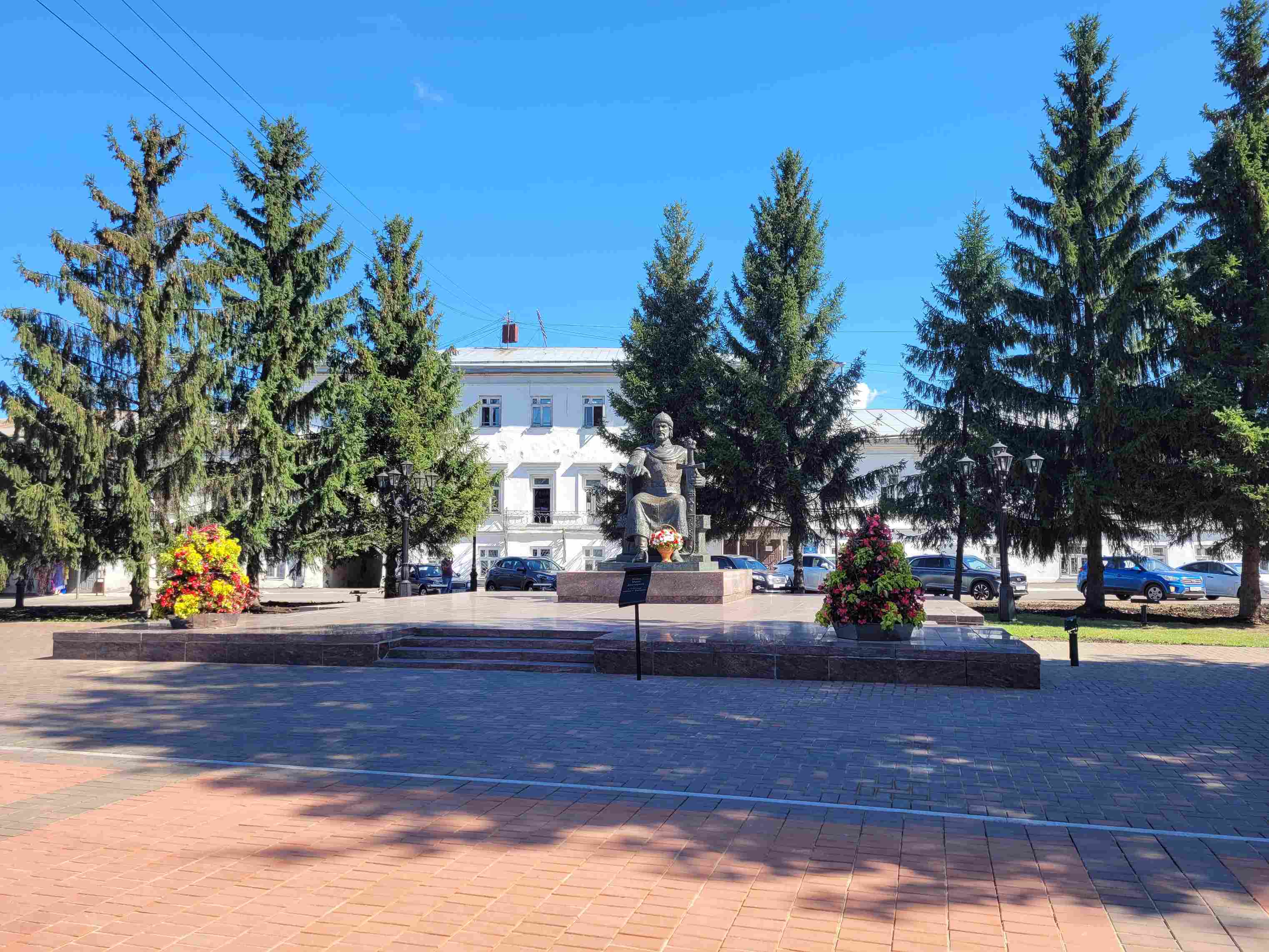Сквер у памятника Юрию Долгорукому